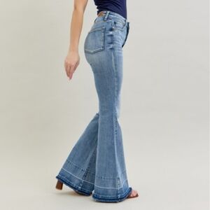 * Only( 1) 11 Left**Judy Blue High Waist Flare Jeans